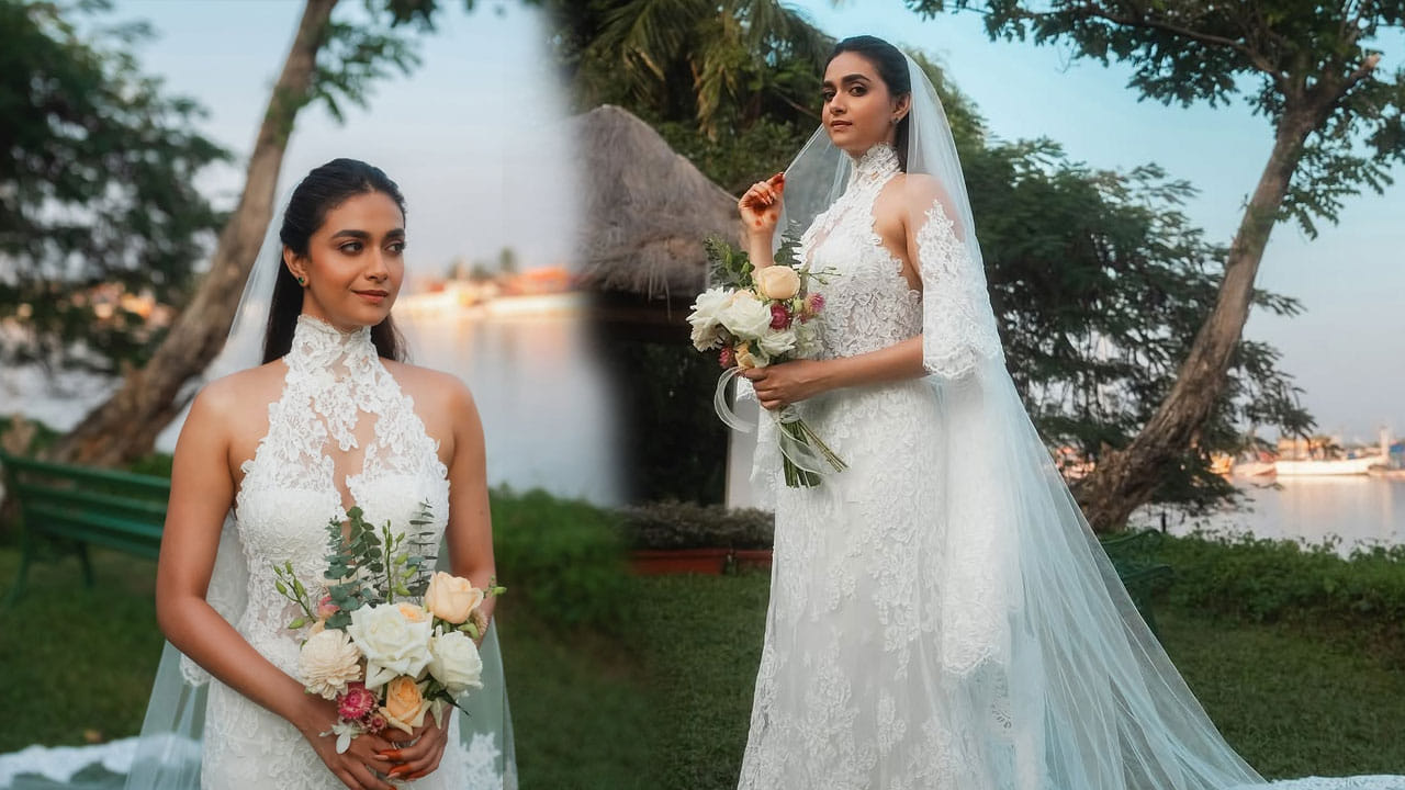 ఇదిలా ఉంటే ఈ బ్యూటీ తన చిన్ననాటి స్నేహితుడు ఆంటోని థట్టిల్ ను డిసెంబర్ 12,2024లో బంధుమిత్రుల సమక్షంలో పెళ్లి చేసుకున్న విషయం తెలిసిందే. కాగా, తాజాగా ఈ బ్యూటీ తమ పెళ్లికి సంబంధించిన ఫొటోలను ఇన్ స్టాలో షేర్ చేసింది.