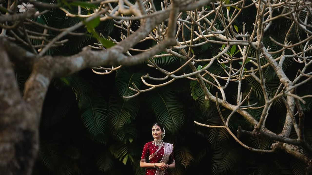 దీంతో ఈనటి ఈ మధ్యకాలంలో తన పెళ్లికి సంబంధించిన ఫొటోలు షేర్ చేస్తూ ఇన్స్టాలో సందడి చేస్తున్న విషయం తెలిసిందే. ఇటీవల హల్దీ ఫంక్షన్, మెహందీ ఫంక్షన్, సంగీత్కు సంబంధించిన ఫొటోలను తన ఇన్ స్టాలో షేర్ చేసింది.