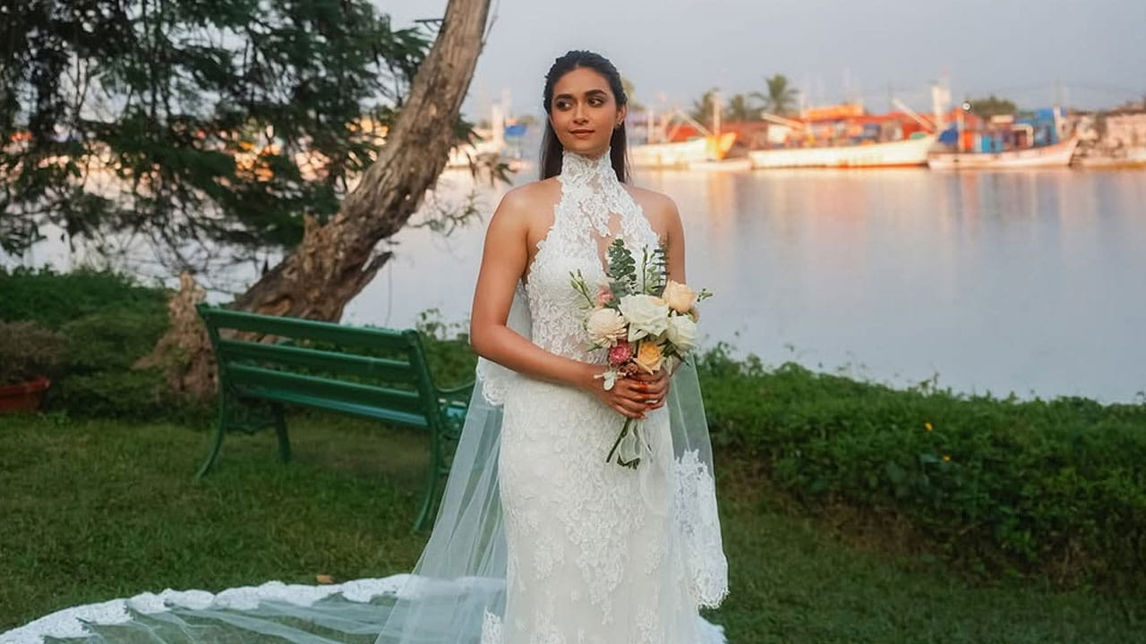 తెల్లటి గౌన్ లో కీర్తి చూడ ముచ్చటగా ఉన్నారు. చేతిలో ఫ్లవర్స్, ముఖంపై పలచటి ముసుగులో ఎంతో అందంగా ఉంది మహానటి. ప్రస్తుతం దీనికి సంబంధించిన ఫొటోలు సోషల్ మీడియాలో తెగ వైరల్ అవుతున్నాయి. 