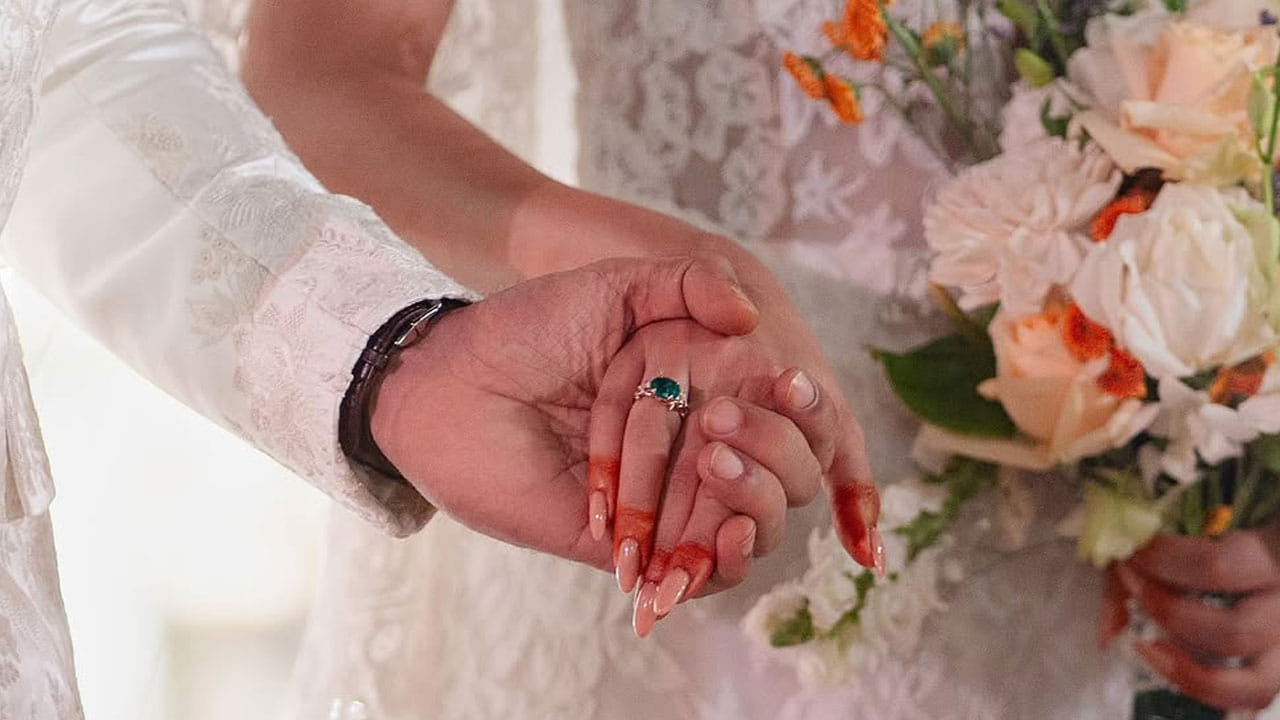 టాలీవుడ్ అందాల ముద్దుగుమ్మ కీర్తీ సురేష్ తెలుగులో అగ్రహీరోలందరి సినిమాల్లో నటించి మంచి ఫేమ్ సంపాదించుకున్న విషయ తెలిసిందే. ఇక ప్రస్తుతం ఈ అమ్మడుకు తెలుగులో అంతగా అవకాశాలు రావడం లేదని సినీ ఇండస్ట్రీలో  గుస గుసలు వినిపిస్తున్నాయి.