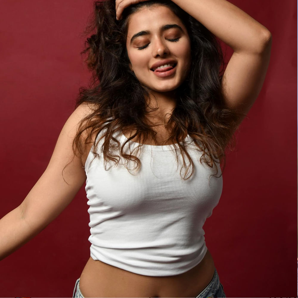 ఇక ఇప్పుడు ఈ బ్యూటీ తన కొత్త సినిమాను అనౌన్స్ చేసింది. శ్రీవిష్ణు హీరోగా నటిస్తున్న సింగిల్ అనే సినిమాలో కేతిక హీరోయిన్ గా నటిస్తుంది. తాజాగా ఈ సినిమా టైటిల్ టీజర్ ను విడుదల చేశారు. ఇక ఈ సినిమా కేతికకు ఎలాంటి విజయాన్ని అందిస్తుందో చూడాలి. 