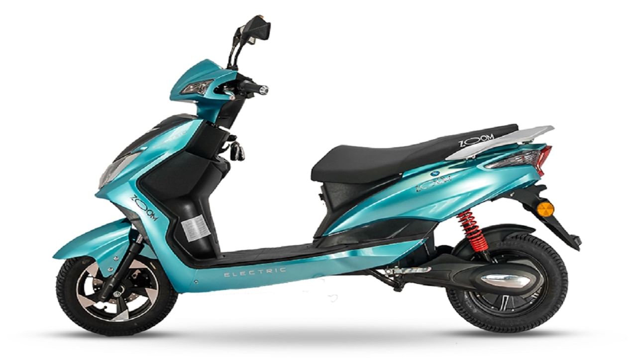 కైనెటిక్ గ్రీన్ జూమ్ బిగ్ బి స్కూటర్ లో 1.7 కేడబ్ల్యూహెచ్ బ్యాటరీ ఏర్పాటు చేశారు. దీన్ని పూర్తిగా చార్జింగ్ చేయడానికి సుమారు మూడు గంటల సమయం పడుతుంది. సింగిల్ చార్జింగ్ పై సుమారు వంద కిలోమీటర్లు ప్రయాణం చేయవచ్చు. ఈ స్కూటర్ రూ.78,776 (ఎక్స్ షోరూమ్)కు అందుబాటులో ఉంది.