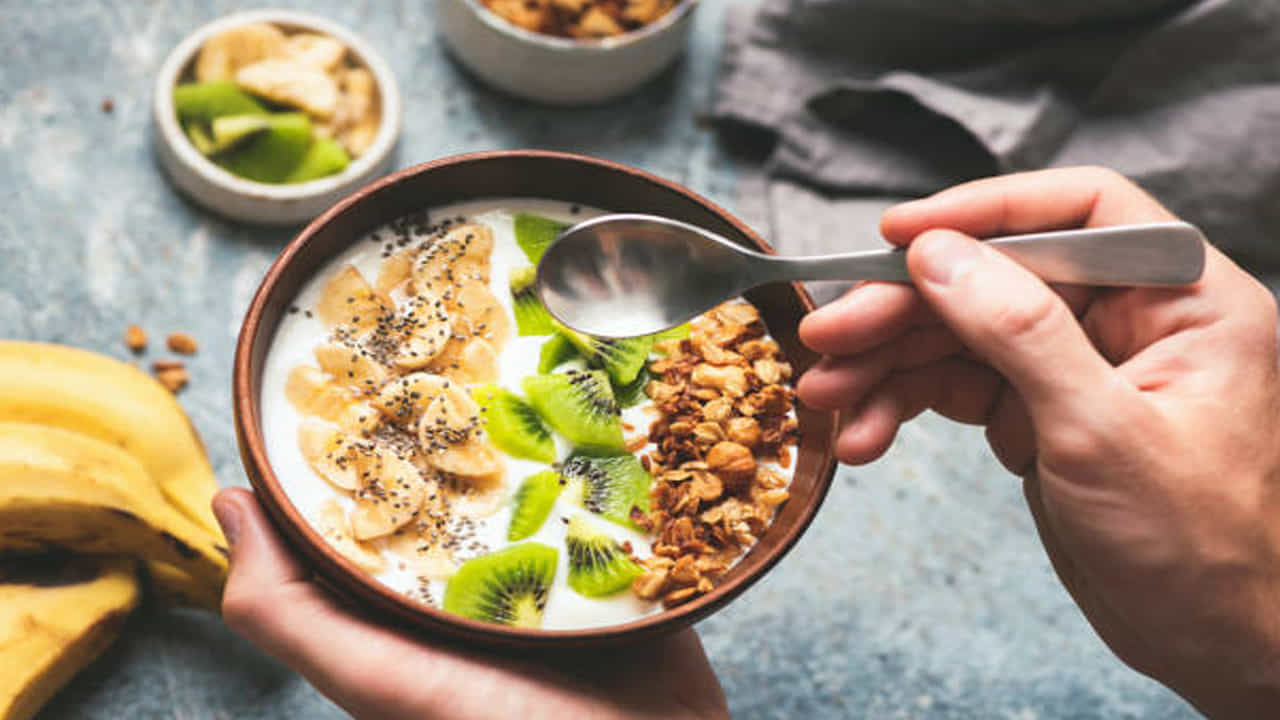 కివి ఎక్కువగా తినడం వల్ల కూడా తీవ్రమైన ప్యాంక్రియాటైటిస్ వస్తుంది. ఈ సమస్యలో క్లోమం వాపు రావచ్చు. అలాంటి వారు తీవ్రమైన కడుపు నొప్పితో ఇబ్బంది పడాల్సి వస్తుంది. కివిలో ఉండే అధిక ఫైబర్ విరేచనాలు, కడుపు నొప్పి, వికారం, వాంతులు వంటి సమస్యలను కలిగిస్తుంది.
