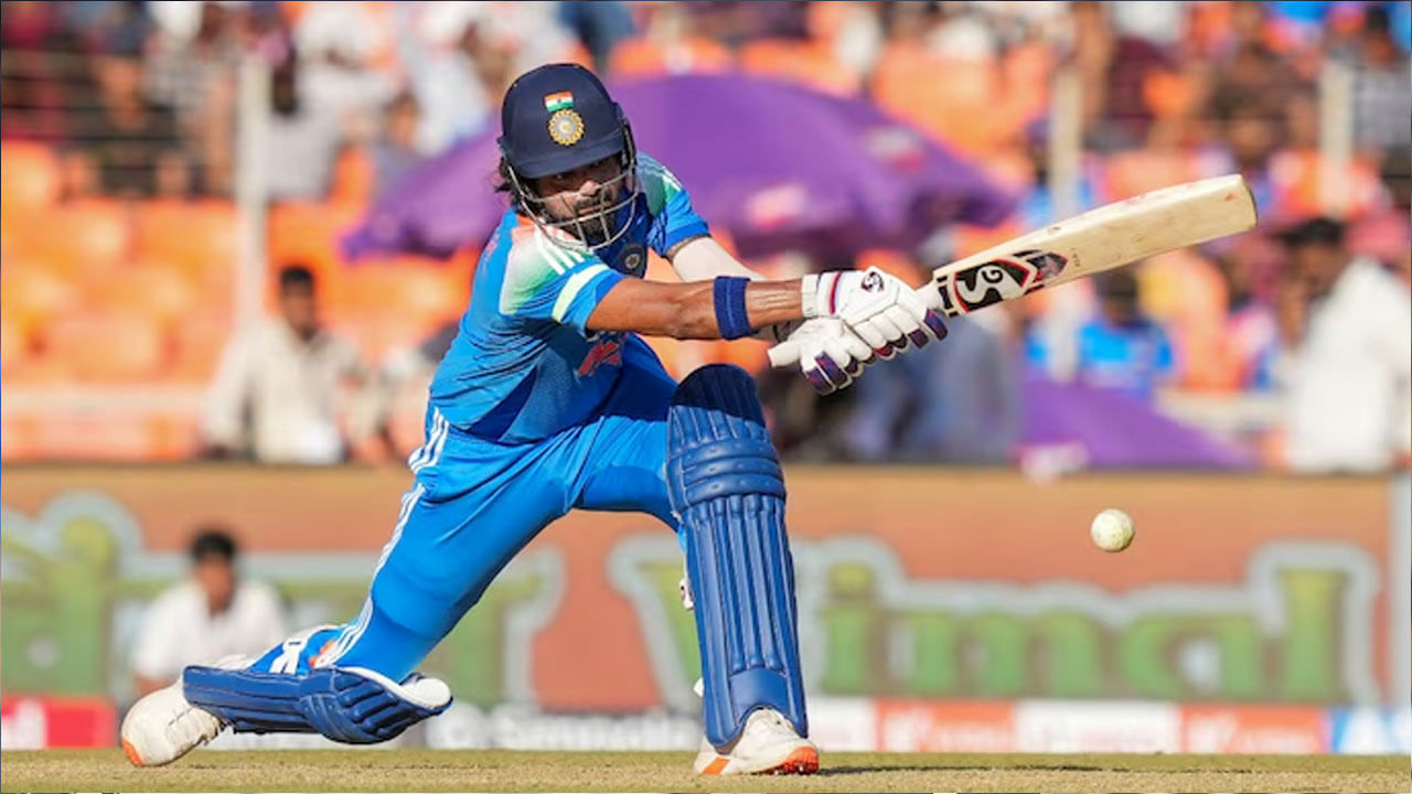 3. కేఎల్ రాహుల్: ఈ మ్యాచ్‌లో బ్యాటింగ్ చేస్తున్నప్పుడు కేఎల్ రాహుల్ 47 బంతుల్లో 41* పరుగులతో కీలక ఇన్నింగ్స్ ఆడినప్పటికీ, వికెట్ కీపింగ్‌లో తన మ్యాజిక్‌ను ప్రదర్శించడంలో అతను విఫలమయ్యాడని నిరూపితమైంది. అతను చేసిన ఒక్క తప్పుకు మొత్తం జట్టు పరిణామాలు అనుభవించాల్సి వచ్చింది. బంగ్లాదేశ్ ఇన్నింగ్స్ 23వ ఓవర్లో తౌహీద్ హిర్డ్‌ను స్టంప్ చేసే చాలా సులభమైన అవకాశాన్ని రాహుల్ మిస్ చేసుకున్నాడు. రాహుల్ బంతిని సేకరించలేకపోయాడు. ఈ కారణంగా విరాట్ కోహ్లీ కూడా చాలా కోపంగా కనిపించాడు.