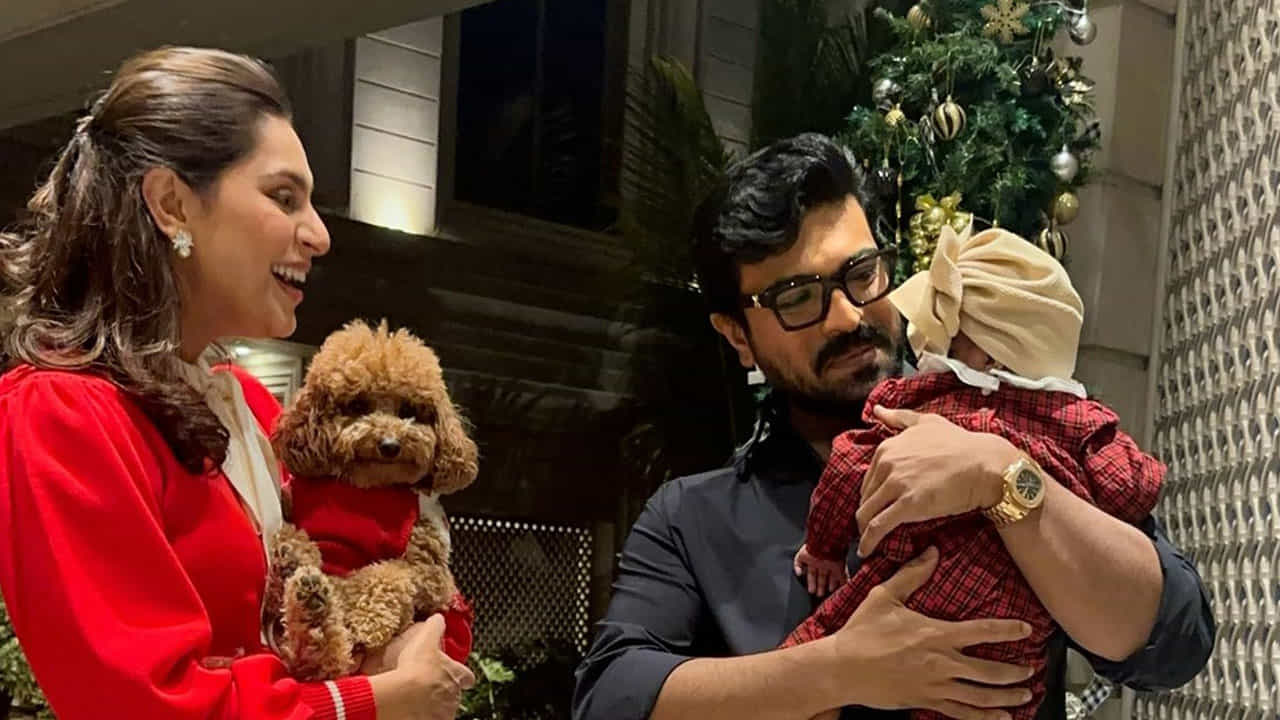 ఇక ఈ ఫొటోలో కూడా రామ్ చరణ్ తన కూతురి ఫేస్ కనిపించకుండా కవర్ చేశారు. ఇందులో చెర్రీ నవ్వుతూ.. చాలా సంతోషంగా కనిపించారు.