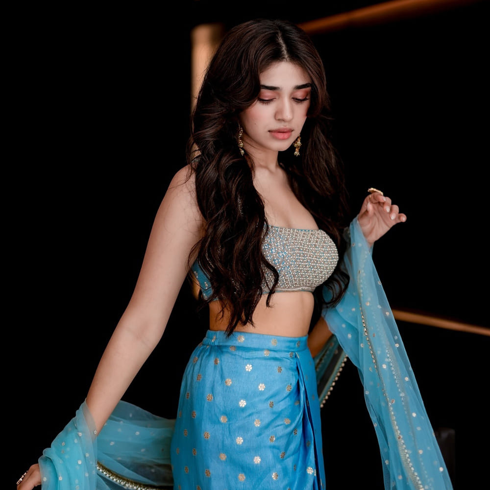 మామూలుగా హీరోయిన్లు మాలీవుడ్ నుంచి మన దగ్గరకు ట్రావెల్ చేస్తుంటారు. బట్, ఫర్ ఎ చేంజ్ ఇప్పుడు చాలా మంది హీరోయిన్లు అన్నీ ఇండస్ట్రీల నుంచి కేరళకు ట్రావెల్ చేస్తున్నారు. వాళ్ల మనసుకు నచ్చిన కథలు అక్కడ పలకరిస్తున్నాయా? లేకుంటే, ప్యాన్ ఇండియా ఎలివేషన్లో ఏ ఇండస్ట్రీ అయినా ఒకటే అనుకుంటున్నారా? వాళ్లని అటు వైపు నడిపిస్తున్న విషయాలేంటి? కమాన్ లెట్స్ వాచ్...