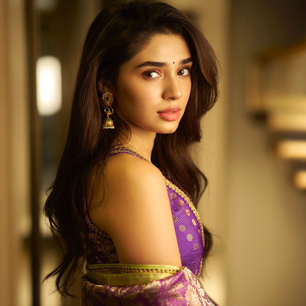 ఆ బ్యూటీ ఎవరో కాదు ఉప్పెన సినిమాతో క్రేజ్ సొంతం చేసుకుంది కృతిశెట్టి. తొలి సినిమాతోనే పాపులర్ అయ్యింది. ఆతర్వాత వరుసగా అవకాశాలు అందుకుంది. కానీ హిట్స్ మాత్రం పడలేదు. దాంతో సినిమాల స్పీడ్ తగ్గించింది. 