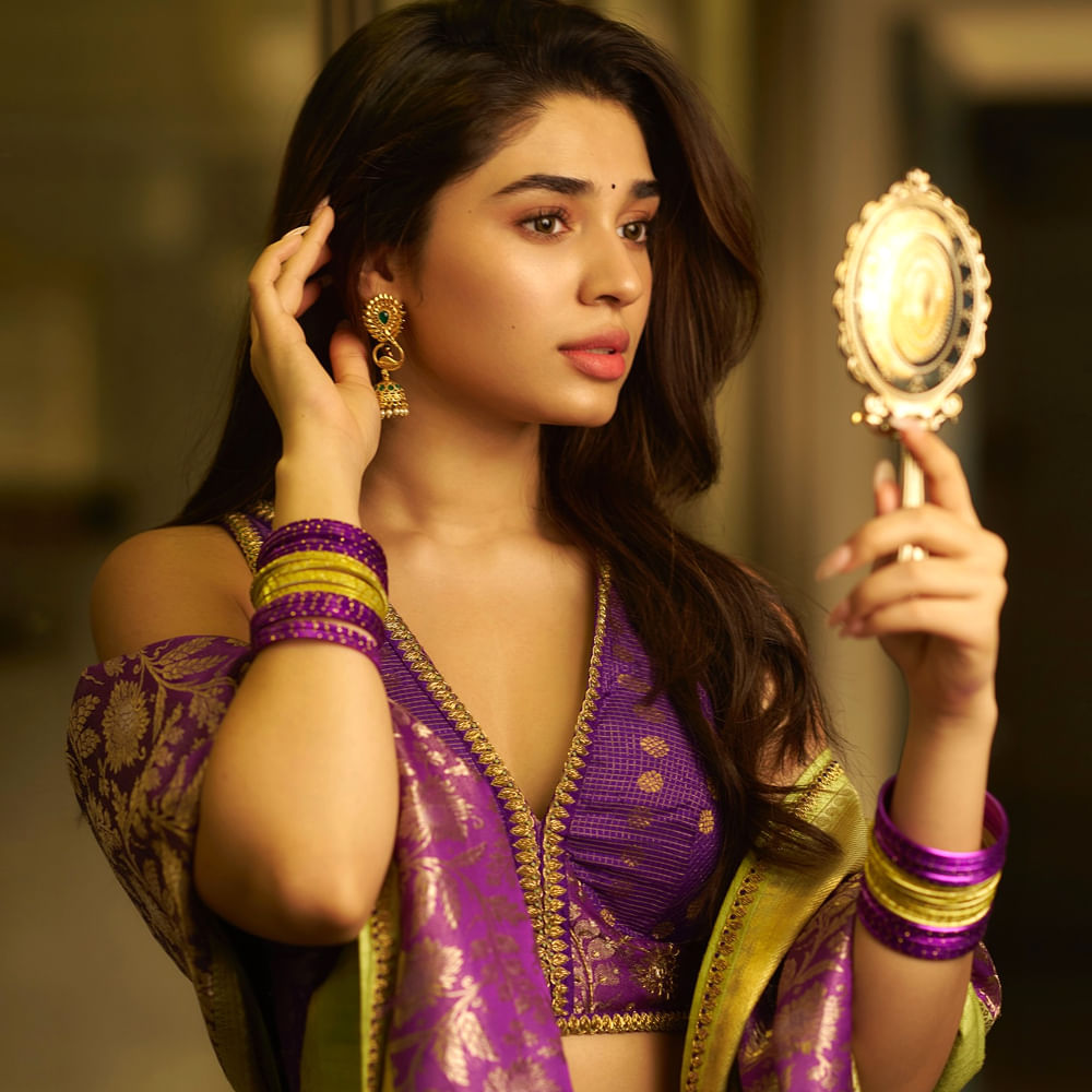 ఇటీవలే మలయాళంలో సినిమా చేసి సక్సెస్ అయ్యింది. తొలి సినిమాతోనే అక్కడ కూడా హిట్ అందుకుంది. ఇక ఇప్పుడు హిందీలో సినిమాలు చేయడానికి రెడీ అవుతుంది. త్వరలోనే బాలీవుడ్ లో సినిమాలో చేస్తుందని తెలుస్తుంది. 