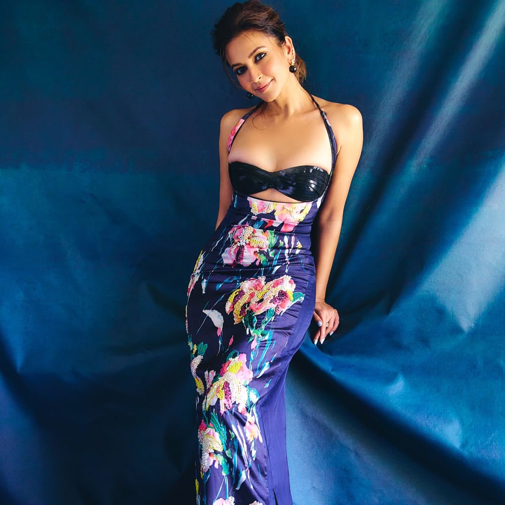 కృతి కర్బంద తెలుగు, కన్నడ, హిందీ భాషల్లో సినిమాలు చేసింది. ఇక  ఈ అమ్మడు నటనతో పాటు తన అందాలతోనూ ఆకట్టుకుంటుంది. ఈ ముద్దుగుమ్మ తెలుగులో చివరిగా మెగా పవర్ స్టార్ రామ్ చరణ్ నటించిన బ్రూస్ లీ సినిమాలో సిస్టర్ పాత్రలో కనిపించింది. ఆతర్వాత బాలీవుడ్ కు చెక్కేసింది.