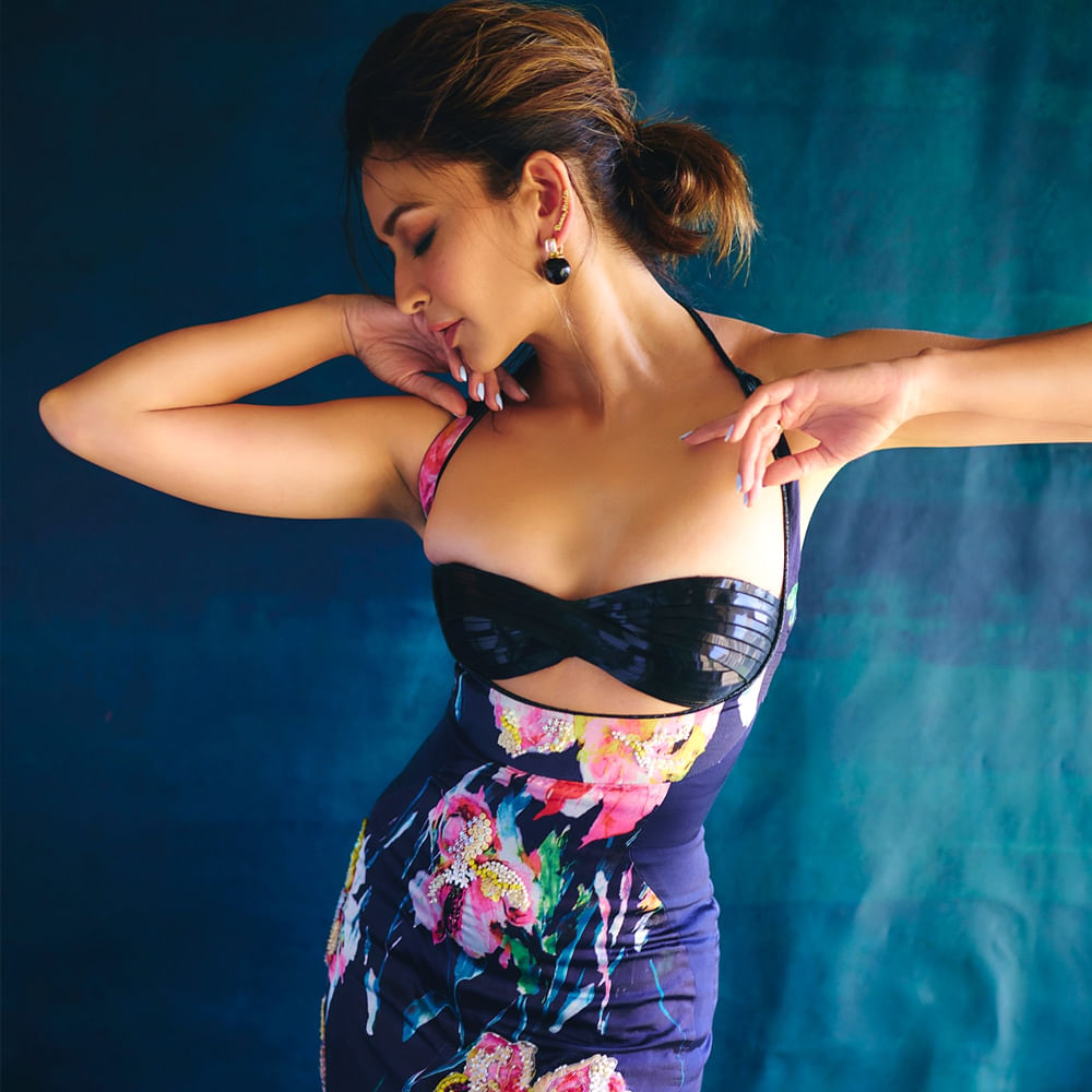 ఇక ప్రస్తుతం రానా , వెంకటేష్ ప్రధాన పాత్రలో నటిస్తున్న రానా నాయుడు సీజన్ 2లో నటిస్తుంది. తాజా రానా నాయుడు 2  టీజర్ ను రిలీజ్ చేశారు. ఈ ఈవెంట్ లో కృతి కర్బందా తన అందాలతో ఆకట్టుకుంది. ఈ అమ్మడి ఫోటోలు నెట్టింట వైరల్ గా మారాయి. 