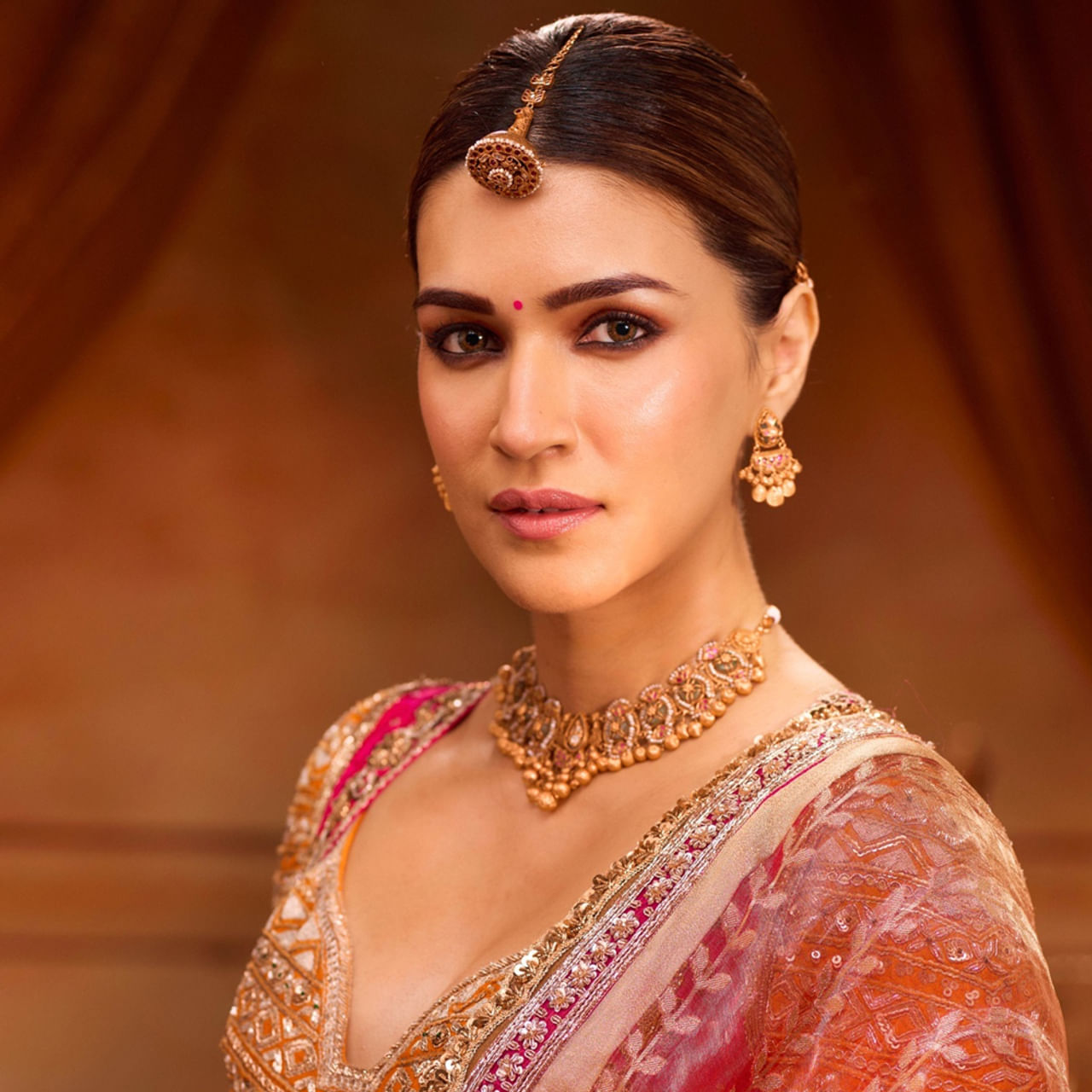 నటిగా, నిర్మాతగా సూపర్ సక్సెస్లు ఎంజాయ్ చేస్తున్న కృతి సనన్, పర్సనల్ లైఫ్లోనూ ఇంట్రస్టింగ్ ఫేజ్ లో ఉన్నారన్న టాక్ వినిపిస్తోంది. వెండితెర మీద ఫుల్ బిజీగా ఉన్న ఈ బ్యూటీ టైమ్ దొరికినప్పుడల్లా తన బాయ్ఫ్రెండ్తో కలిసి చిల్ అవుతున్నారన్నది నార్త్ సర్కిల్స్ ట్రెండింగ్ టాపిక్. 