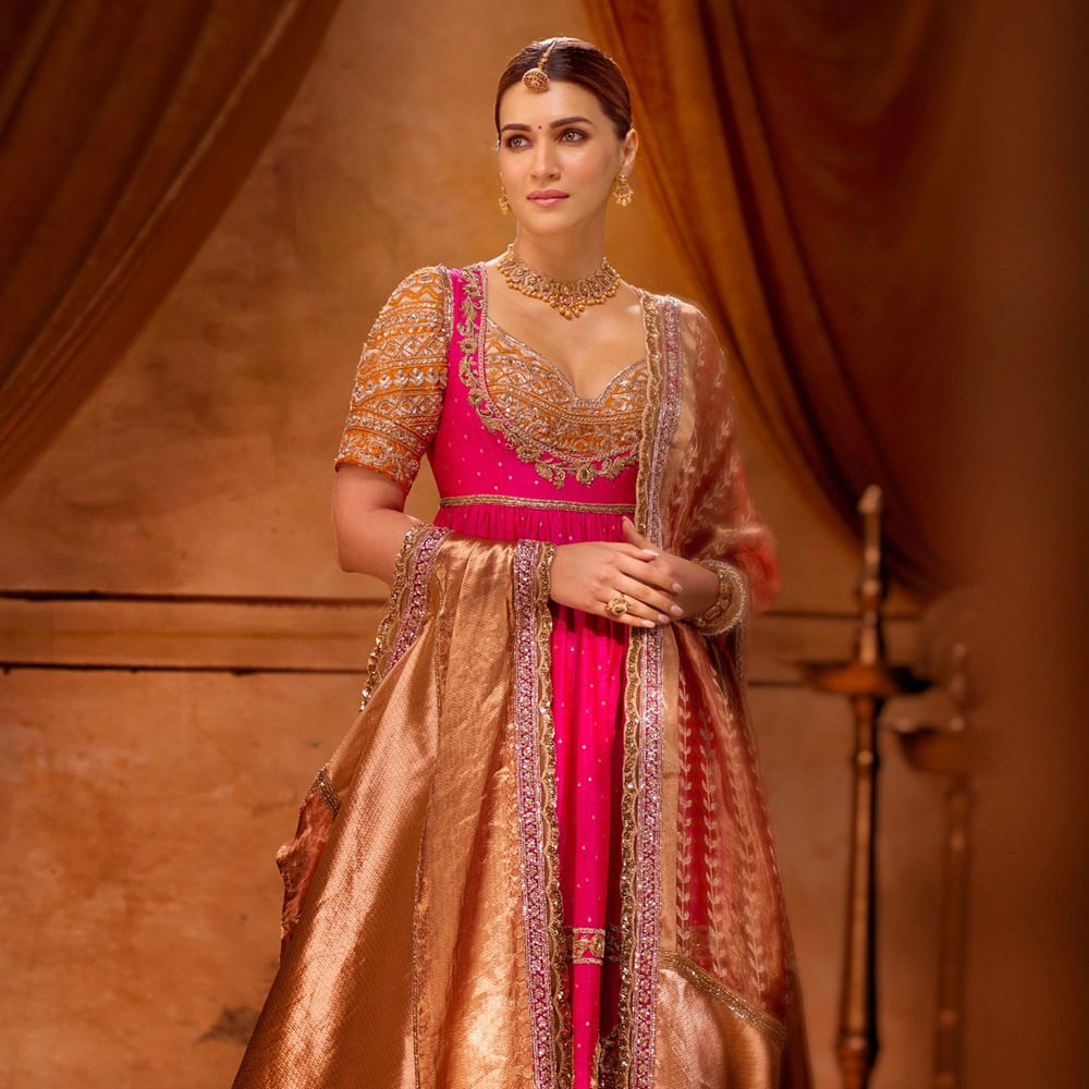 కబీర్ బహియా అనే వ్యక్తితో కృతి ప్రేమలో ఉన్నారన్న ప్రచారం చాలా రోజులుగా జరుగుతోంది. కృతి విషయంలో డేటింగ్ రూమర్స్ ఇప్పుడే మొదలైనవేం కాదు. గతంలోనూ కబీర్, కృతి రిలేషన్కు సంబంధించిన వార్తలు ట్రెండ్ అయ్యాయి. 
