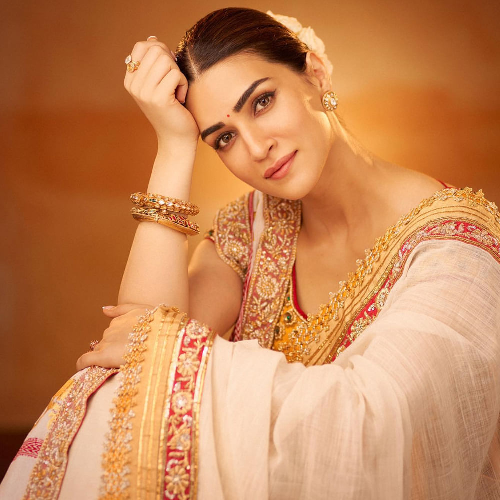 ప్రజెంట్ సెట్స్ మీద ఉన్న 'ది రాజాసాబ్' హీరోయిన్లు కూడా ప్రభాస్‌ లంచ్‌ టేస్ట్ చేసిన వారే. ఆదిపురుష్‌ షూటింగ్‌ టైమ్‌లో హీరోయిన్ కృతి సనన్‌తో పాటు ఆ సినిమాలో రావణుడిగా నటించిన సైఫ్ అలీఖాన్ భార్య కరీనా కపూర్‌కు కూడా స్పెషల్ బిర్యానీ పంపించారు డార్లింగ్ ప్రభాస్‌.