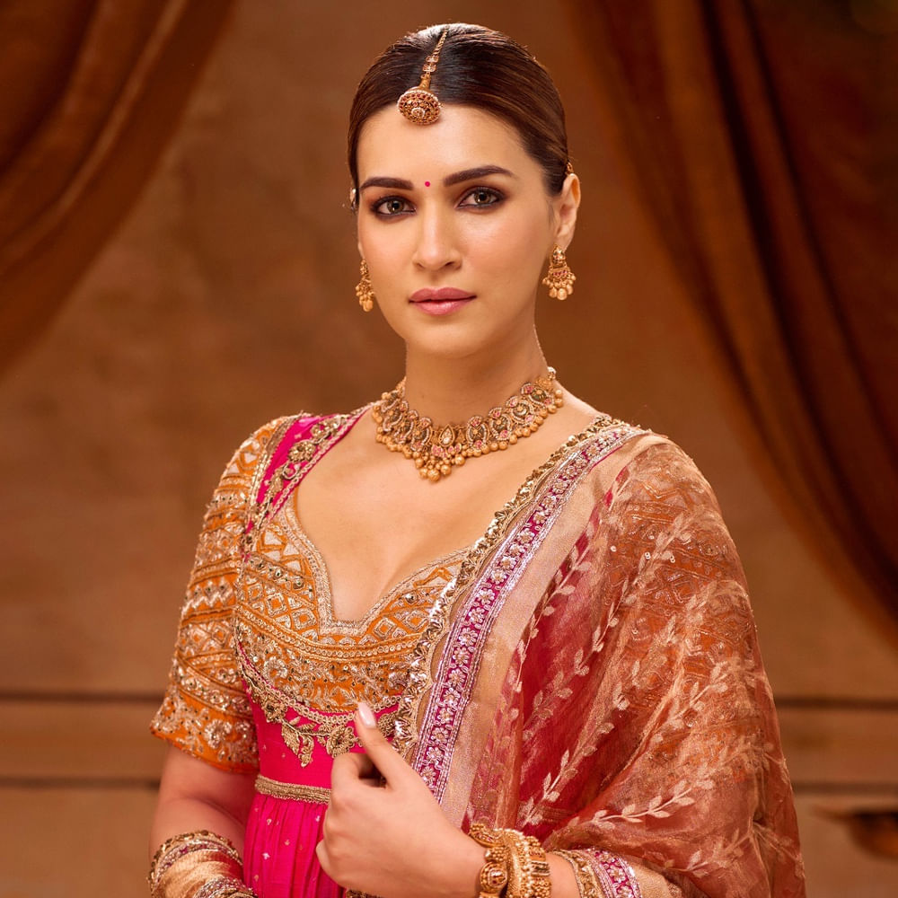 కృతి బర్త్ డేను కబీర్ తో కలిసే సెలబ్రేట్ చేసుకున్నారు. ఆ ఫోటోస్ సోషల్ మీడియాలో వైరల్ అయ్యాయి. కొన్ని ప్రైవేట్ పార్టీస్ లోనూ ఈ జంట చెట్టా పట్టాలేసుకు కనిపించింది.