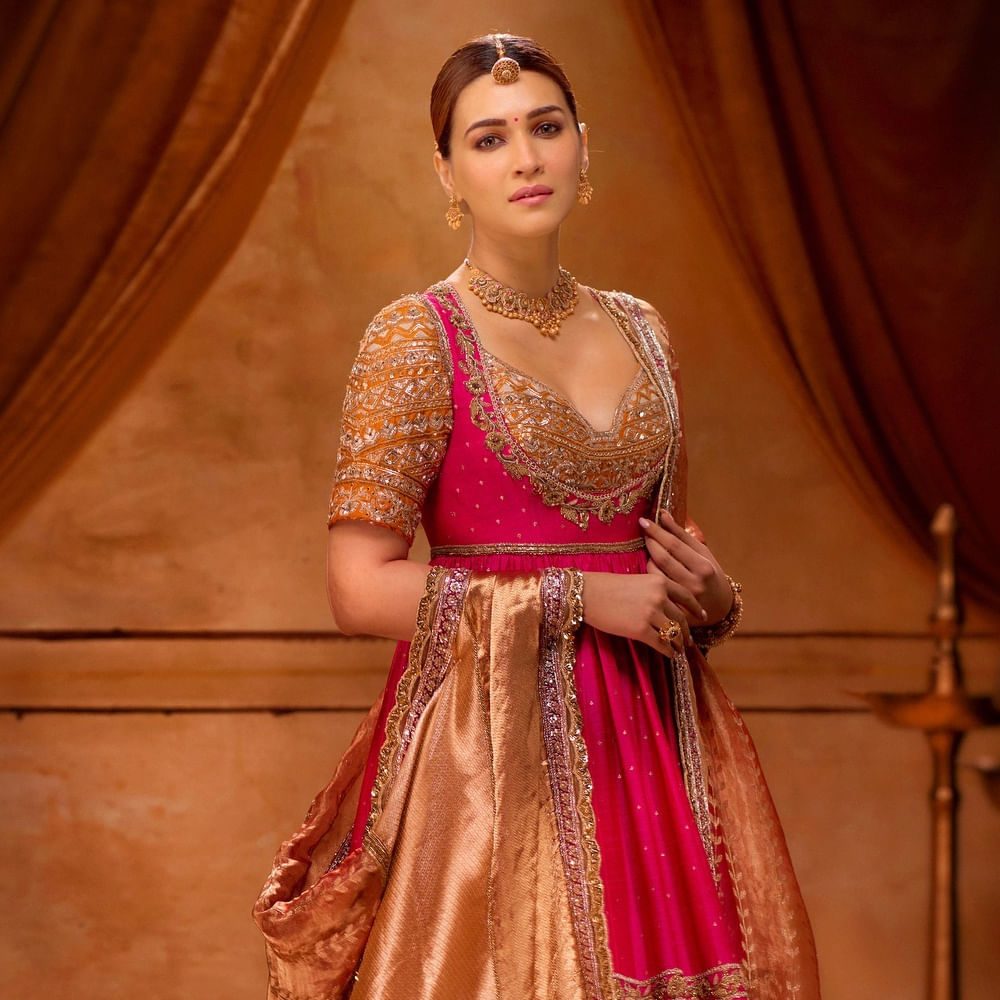 తాజాగా ముంబైలో డిన్నర్ డేట్కు వెళ్లిన ఈ జంట మరోసారి కెమెరాల కంటపడింది. దీంతో ఈ ఇద్దరి లవ్ స్టోరి మరోసారి సోషల్ మీడియాలో ట్రెండింగ్గా మారింది. ఈ ఫోటోస్లో కృతి చెల్లెలు నుపుర్ కూడా ఉండటంతో వీళ్ల రిలేషన్కు ఫ్యామిలీ సపోర్ట్ కూడా ఉందన్న టాక్ మొదలైంది.