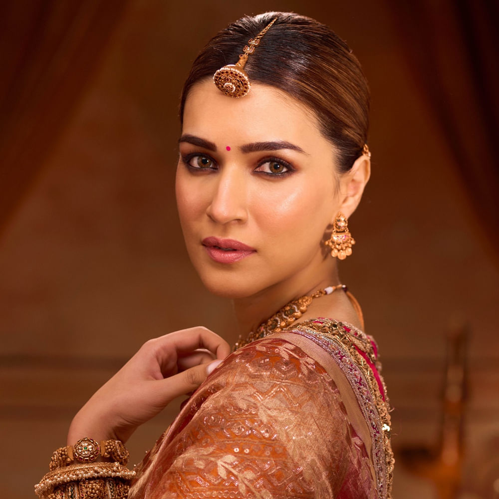 కృతి, కబీర్ విషయంలో ఏజ్ గ్యాప్ కూడా ఇంట్రస్టింగ్గా మారింది. కబీర్, కృతి కన్నా పదేళ్లు చిన్నవాడు కావటంతో ఈ ఇద్దరి రిలేషన్ గురించి స్పెషల్గా మాట్లాడుకుంటున్నారు ఇండస్ట్రీ జనాలు. అయితే మీడియా సర్కిల్స్లో ఇంత డిస్కషన్ జరుగుతున్నా కృతి మాత్రం తన రిలేషన్ షిప్ స్టేటస్ గురించి క్లారిటీ ఇవ్వలేదు.