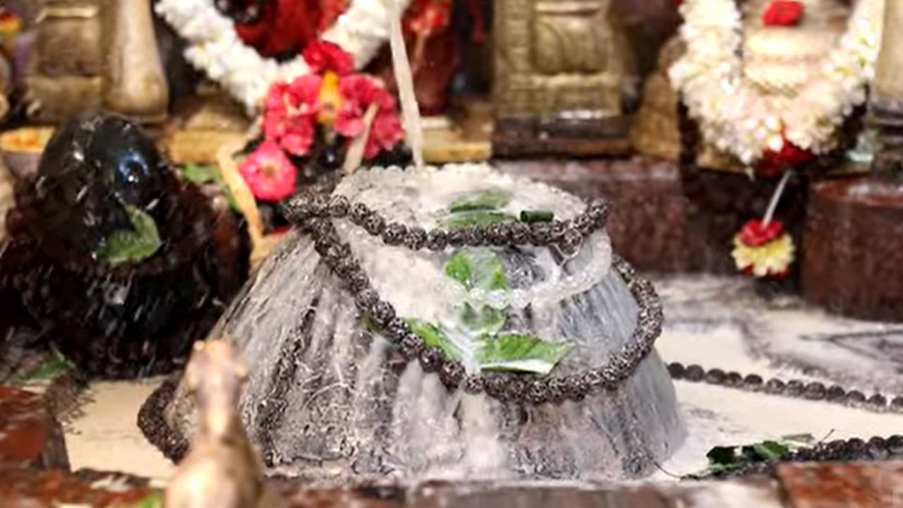 శ్రీరాముడే కూడవెల్లి వాగు వద్ద ఇసుకతో చేసిన సైకత లింగాన్ని ప్రతిష్టి పూజ చేస్తున్న సమయంలో హనుమంతుడు లింగాన్ని తీసుకొస్తాడు. అక్కడ మరో లింగాన్ని చూసిన మారుతి దిగులుతో ఉండగా.. రఘునాథుడు వాయుపుత్రినితో 'బాధపడకు హనుమ, మొదట నీవు తెచ్చిన లింగానికి పూజలు చేసినాక, నేను ప్రతిష్టించిన సైకత లింగాన్ని పూజిస్తారు' అని వరం ఇస్తాడు. ఈ ఆలయంలో రెండు లింగాలు దర్శనమిస్తాయి.