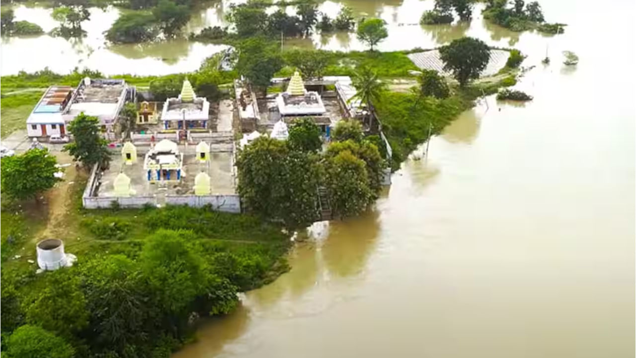 రెండు వాగులు కలిసే ప్రదేశంలో ఈ ఆలయ నిర్మణం జరిగింది. అన్ని వాగులు పడమర నుంచి తూర్పుకు ప్రవహిస్తుంటాయి. కూడవెళ్లి క్షేత్రంలో వ్యతిరేక దశలో ప్రవహిస్తుంది. ఇది ఇక్కడ మరో ప్రత్యేకత. కూడవెళ్లి పార్వతి సంగమేశ్వర ఆలయం, శ్రీ వేణుగోపాలస్వామి ఆలయం, ఆంజనేయస్వామి ఆలయం, వీరభద్ర స్వామి ఆలయం, వినాయకుని ఆలయాలను దర్శించుకోవచ్చు.