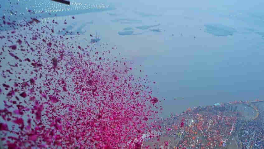 ప్రయాగ్‌రాజ్‌ కుంభమేళాలో పూల వర్షం.. వీడియో చూస్తే మైమరిచిపోవాల్సిందే..