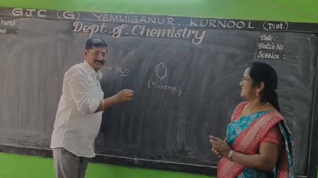 బడిపంతులుగా మారిన కర్నూలు ఎంపీ.. క్లాస్ రూంలో కాసేపు ఇలా..