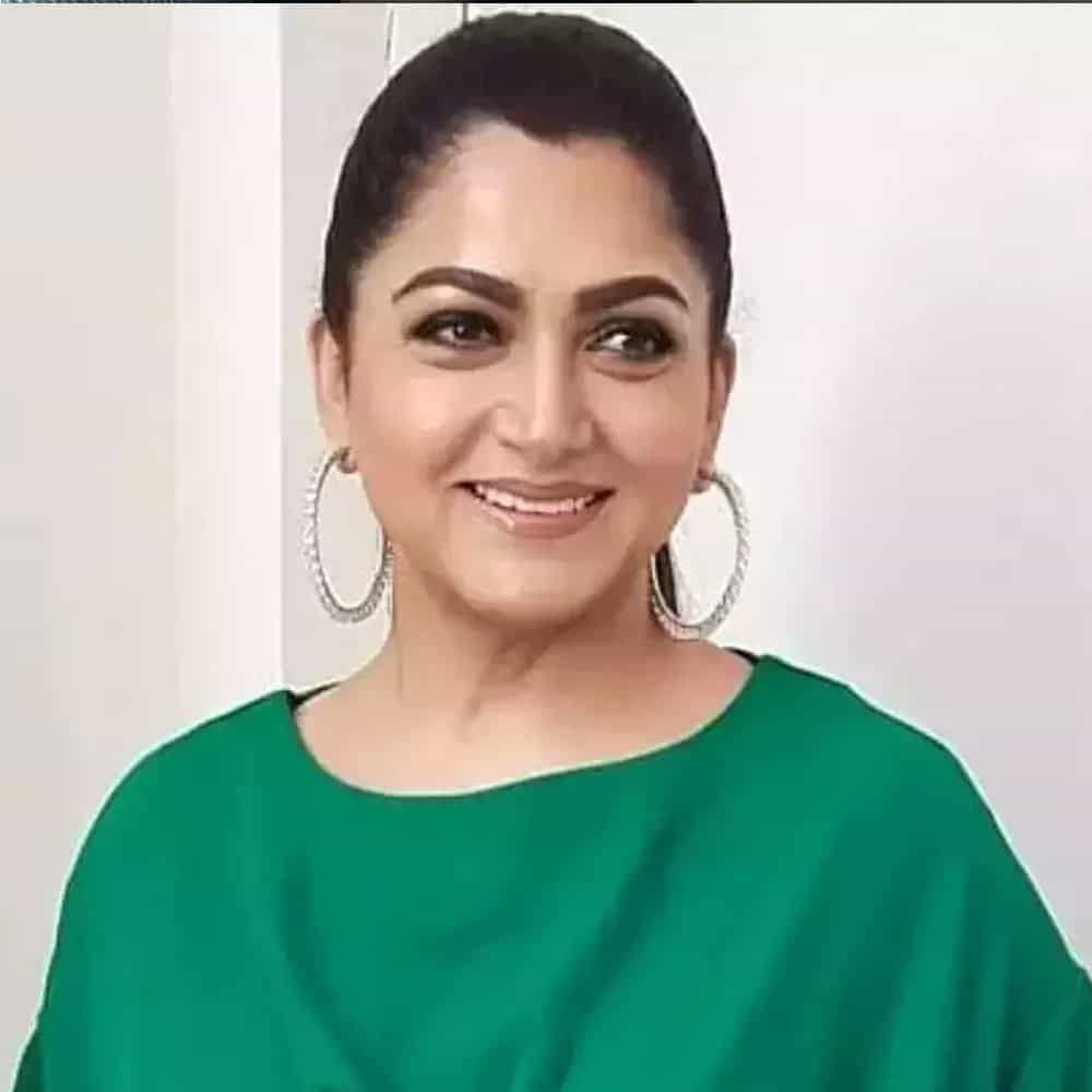ఈ మధ్య ఖుష్బూ సినిమాలు తగ్గించారు. చాలా కాలం సినిమాలకు దూరంగా ఉన్న ఆమె ఇటీవలే సినిమాల్లో కీలక పాత్రల్లో నటిస్తున్నారు. 2021 లో ఆమె రజనీకాంత్‌తో అన్నాత్తేలో కనిపించారు కుష్బూ. అలాగే తెలుగులోనూ ఆమె పలు సినిమాల్లో నటించారు. ఇప్పుడు ఇలా షాకింగ్ లుక్ లోకి మారిపోయింది ఖుష్బూ.. 