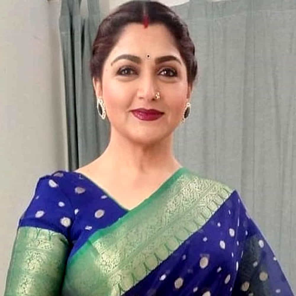 అప్పట్లో తిరుగులేని హీరోయిన్స్ గా రాణించిన వారిలో స్టార్ హీరోయిన్ ఖుష్బూ ఒకరు. ఈ సీనియర్ నటి ఎన్నో సూపర్ హిట్ సినిమాల్లో నటించి ప్రేక్షకులను ఆకట్టుకున్నారు. అంతే కాదు ఖుష్బూ అందానికి నటనకు ప్రేక్షకులు ఫిదా అయ్యారు.