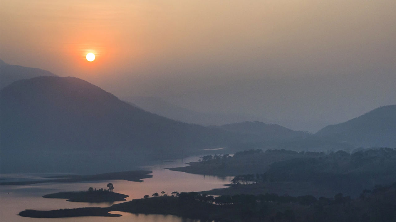 ఉమియం సరస్సు, మేఘాలయ: షిల్లాంగ్ నుంచి 15 కిలోమీటర్ల దూరంలో ఉమియం సరస్సు వద్ద కొండల మధ్య నుంచి సూర్యోదయాన్ని వీక్షిస్తే ఆ అనుభూతే వేరు. కచ్చితం ఇది చూడాల్సిన ప్రదేశం.