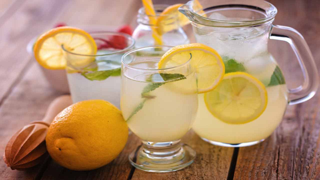 అంతేకాదు.. నిమ్మకాయ నీరు బరువును నియంత్రించడంలో కూడా సహాయపడుతుంది. జీర్ణక్రియను మెరుగుపరిచి, ఎక్కువసేప కడుపు నిండుగా ఉన్న భావాన్ని కలిగించడంతో ఆకలిని అదుపులో ఉంచుతుంది. శ్వాసను తాజాగా ఉంచుతుంది. నోటిలో దుర్వాసన సమస్యలను సహజసిద్ధంగా నివారిస్తుంది.