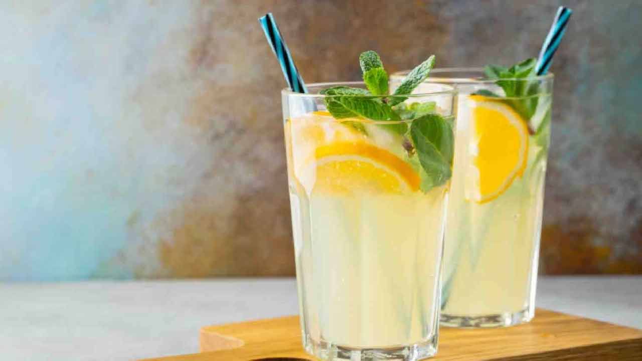 నిమ్మకాయ నీరు చర్మ ఆరోగ్యానికి కూడా తోడ్పడుతుంది. ఇందులో ఉండే యాంటీఆక్సిడెంట్లు చర్మాన్ని స్వచ్ఛంగా, ప్రకాశవంతంగా ఉంచుతాయి. కాలేయాన్ని డిటాక్స్ చేయడంలో సహాయపడుతుంది. నిమ్మకాయ నీరు కాలేయాన్ని శుభ్రపరిచేందుకు ఉపయోగపడుతుంది.