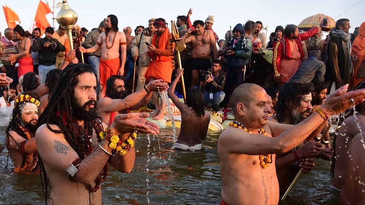 Kumbh Mela 2025: మహా కుంభమేళాలో ఎటు చూసినా జనమే.. భారీ భద్రత మధ్య కోట్ల మంది పుణ్య స్నానాలు..