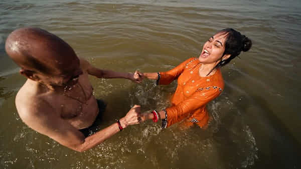 Maha Kumbh Mela: మహా కుంభమేళాలో మెరిసిన టాలీవుడ్ క్రేజీ హీరోయిన్.. గంగానదిలో పవిత్ర స్నానం.. ఫొటోస్ వైరల్