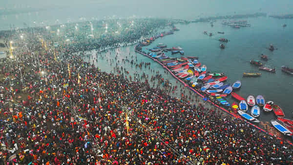 Kumbh Mela: ఛీ.. వీళ్లసలు మనుషులేనా? కుంభమేళాలో స్నానం చేస్తున్న మహిళల వీడియోలు తీసి..!