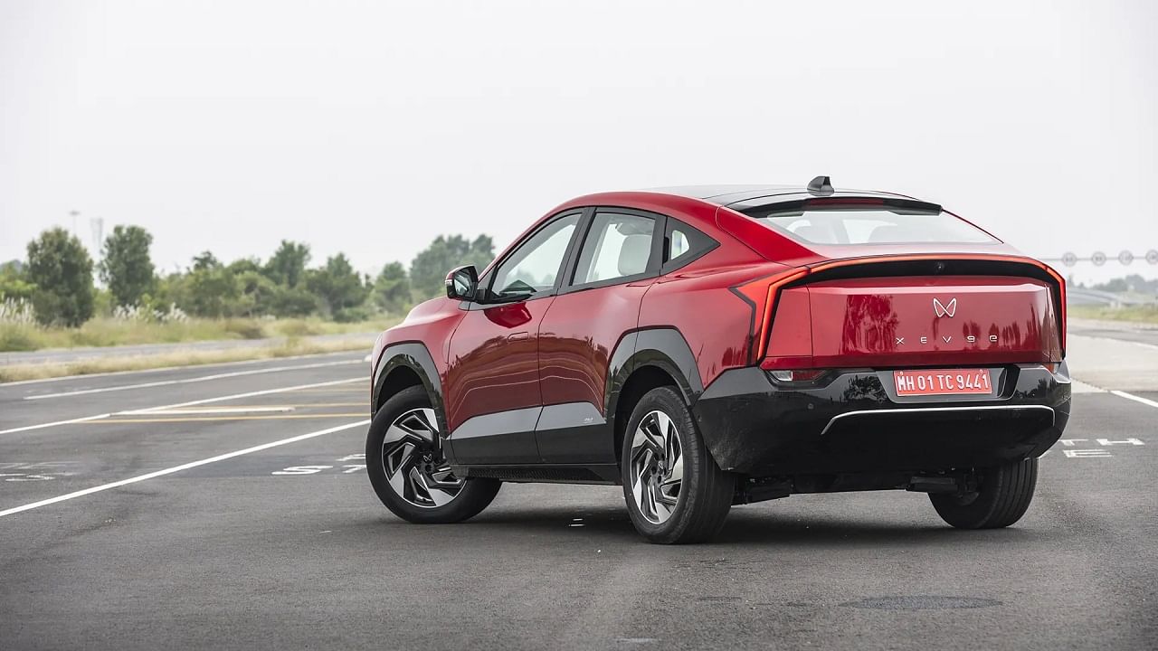 ఎలక్ట్రిక్ ఎస్ యూవీ అయిన మహీంద్రా ఎక్స్ఈవీ 9ఈ కారులో అధునాతన భద్రతా ఫీచర్లు ఉన్నాయి. పర్యావరణానికి అనుకూలంగా ఉండడంతో పాటు పనితీరు మెరుగ్గా ఉంటుంది. టెక్నాలజీ, మన్నిక కలిగిన కారు కోసం చూస్తున్నయువతకు మంచి ఎంపిక. ఈ కారు 59, 79 కేడబ్ల్యూహెచ్ బ్యాటరీ ఎంపికల్లో లభిస్తుంది. ఒక్కసారి చార్జింగ్ చేస్తే 656 కిలోమీటర్లు పరుగులు తీస్తుంది. 5 స్టార్ ఎన్సీఏపీ రేటింగ్, లెవల్ 2 అడాస్ట్ సిస్టమ్ తదితర ప్రత్యేకతలు ఉన్నాయి. ఈ కారు ధర రూ.21.90 లక్షల నుంచి ప్రారంభమవుతుంది.