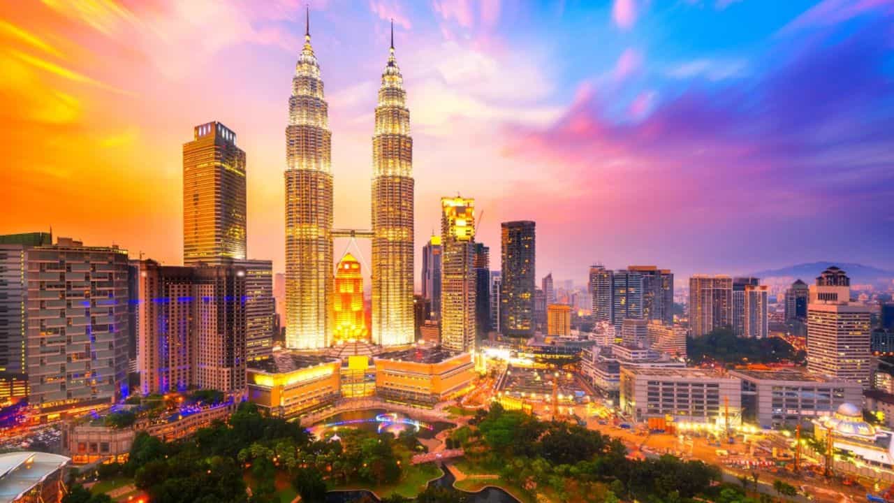 మలేషియా (Malaysia) భారతీయ పాస్‌పోర్ట్ హోల్డర్‌లు డిజిటల్ అరైవల్ కార్డ్‌తో డిసెంబర్ 31, 2026 వరకు ప్రతి సందర్శనకు 30 రోజుల పాటు వీసా లేకుండా మలేషియాను సందర్శించవచ్చు. మలేషియా లంకావీ బీచ్‌లు చాలా అందంగా టూరిస్టులను ఆకర్షిస్తాయి. మలేషియాలోని పెనాంగ్ సాంస్కృతిక వారసత్వాన్ని మనం గమనించవచ్చు.