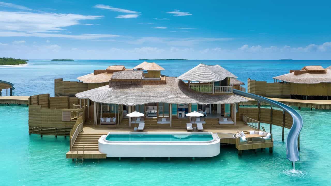 మాల్దీవులు (Maldives) వీసా లేకుండా భారతీయులు 30 రోజుల వరకు మాల్దీవుల్లో ఉండవచ్చు. ఓవర్‌వాటర్ విల్లాస్, చురుకైన సముద్ర ప్రయాణాన్ని ఆస్వాదించవచ్చు. ఇది ఒక చక్కటి రొమాంటిక్ డెస్టినేషన్ గా మారి పర్యాటకులను ఆకర్షిస్తోంది.