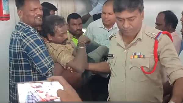 లిప్టు రిపేర్ కొసం వచ్చి.. దాని కింద నలిగిపోయాడు.. 3 గంటలపాటు మృత్యువుతో పోరాటం..!