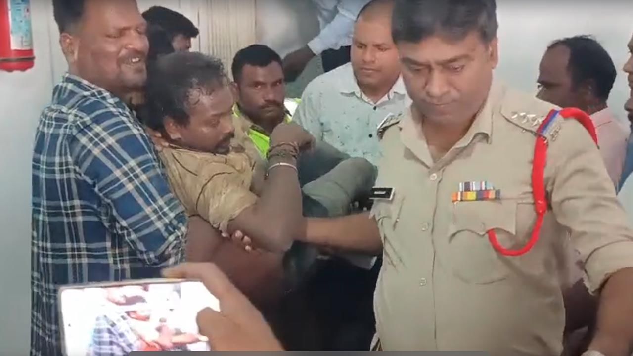 లిప్టు రిపేర్ కొసం వచ్చి.. దాని కింద నలిగిపోయాడు.. 3 గంటలపాటు మృత్యువుతో పోరాటం..!