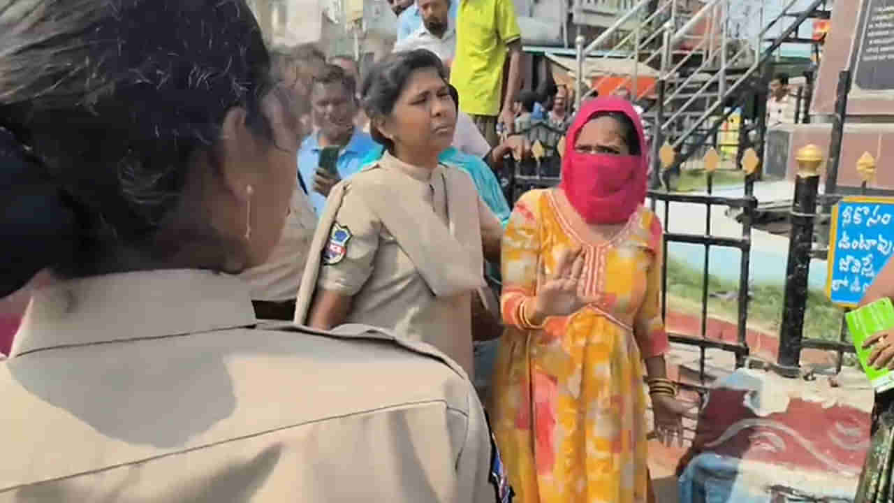 Telangana: మామ లైంగిక వేదింపులు.. భర్త వరకట్న వేధింపులు.. 7 నెలల గర్భవతి రోడ్డుపై బైటాయింపు..