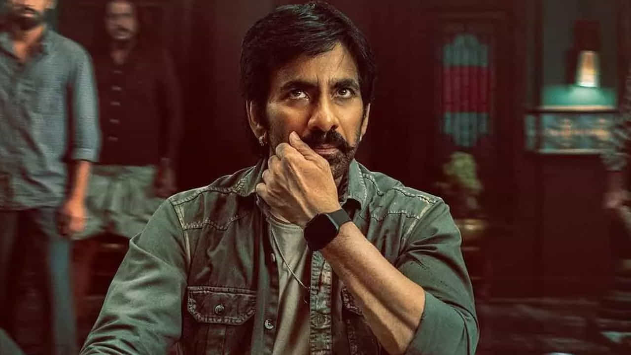 రవితేజ కూడా మాస్ జాతరలో ఖాకీగానే రాబోతున్నారు. విక్రమార్కుడు నుంచి మొన్నటి వాల్తేరు వీరయ్య వరకు చాలా సినిమాల్లో పోలీస్గా రప్ఫాడించారు మాస్ రాజా. రవితేజ పోలీస్ డ్రెస్ వేసారంటే చాలు.. స్క్రీన్ మీద మ్యాజిక్ జరగాల్సిందే. మాస్ జాతరను కూడా అలాగే డిజైన్ చేస్తున్నారు దర్శకుడు భాను భోగవరపు.