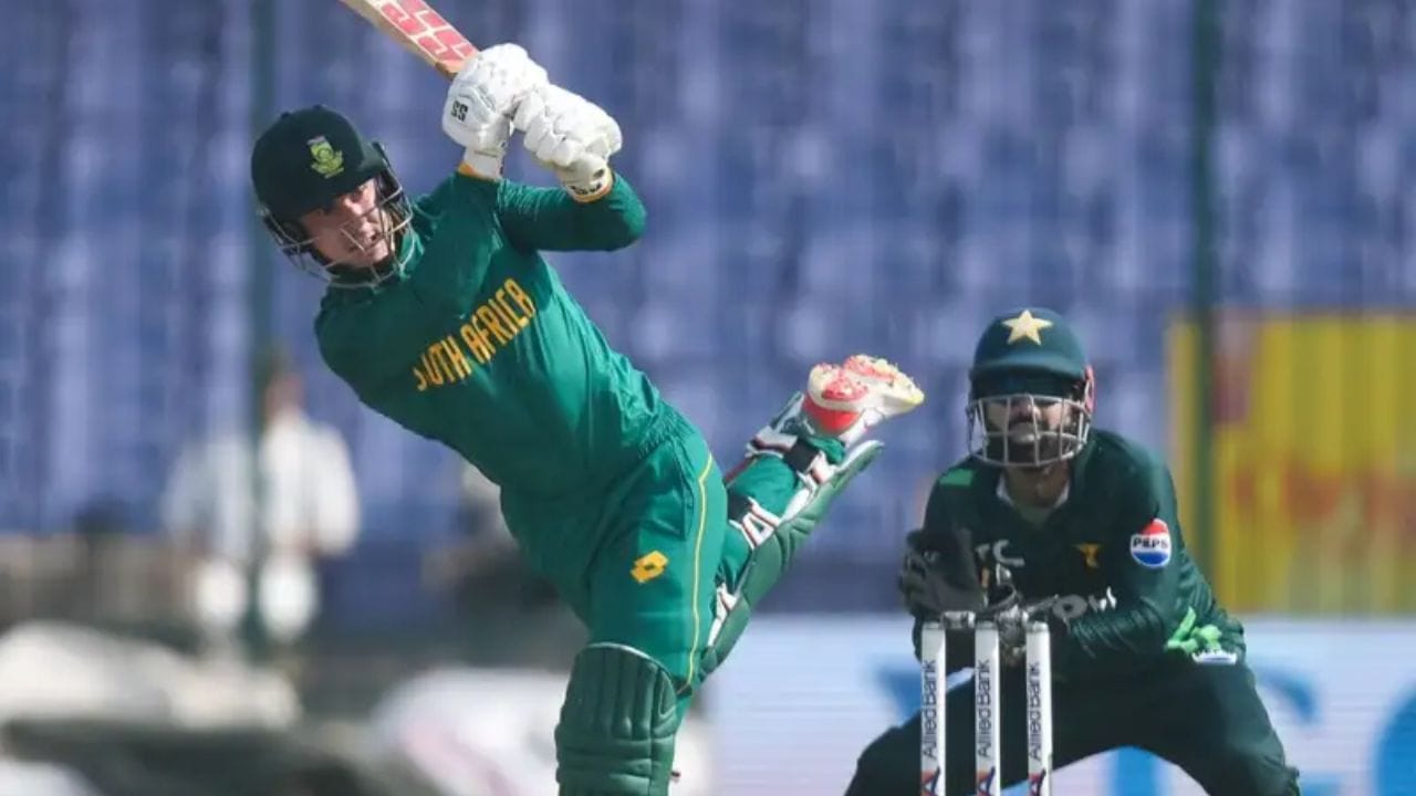 1975లో వెస్టిండీస్ తరపున వన్డేల్లో అరంగేట్రం చేసిన డెస్మండ్ హేన్స్ తన మొదటి రెండు మ్యాచ్‌ల్లో మొత్తం 195 పరుగులు చేశాడు. దీంతో, వన్డే క్రికెట్ చరిత్రలో మొదటి రెండు ఇన్నింగ్స్‌లలో అత్యధిక పరుగులు చేసిన బ్యాట్స్‌మన్‌గా నిలిచాడు.