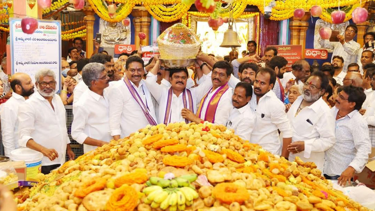 కాజా, జాంగ్రీ , మైసూర్ పాక్, బాదుషా, లడ్డూ, ఇలా వంద రకాల స్వీట్స్, బూరెలు , గారెలు, అరిసెలు వంటి పిండి వంటలు, పండ్లతో మహా నైవేద్యం ఏర్పాటు చేసారు‌ ఉత్సవ కమిటీ. ఈ మహా నైవేద్యంంలో ముప్పై ఐదు కేజీల నేతితో చేయించిన లడ్డూ ను అమ్మవారికి సమర్పించారు.