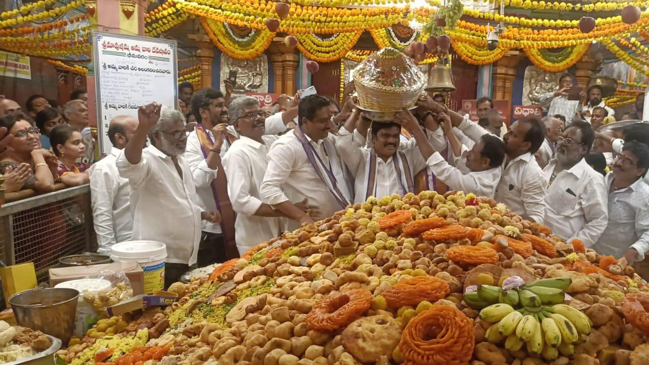 మావుళ్ళమ్మ అమ్మవారికి అన్నపూర్ణా దేవి అలంకరణ చేసారు. భీమవరం ఎమ్మెల్యే పులపర్తి రామాంజనేయులు మావుళ్ళమ్మకు ప్రత్యేక పూజలు చేసారు. అనంతరం మహా కుంభంకు ప్రత్యేక పూజలు చేసి అమ్మవారికి సమర్పించారు ఎమ్మెల్యే పులపర్తి రామాంజనేయులు.