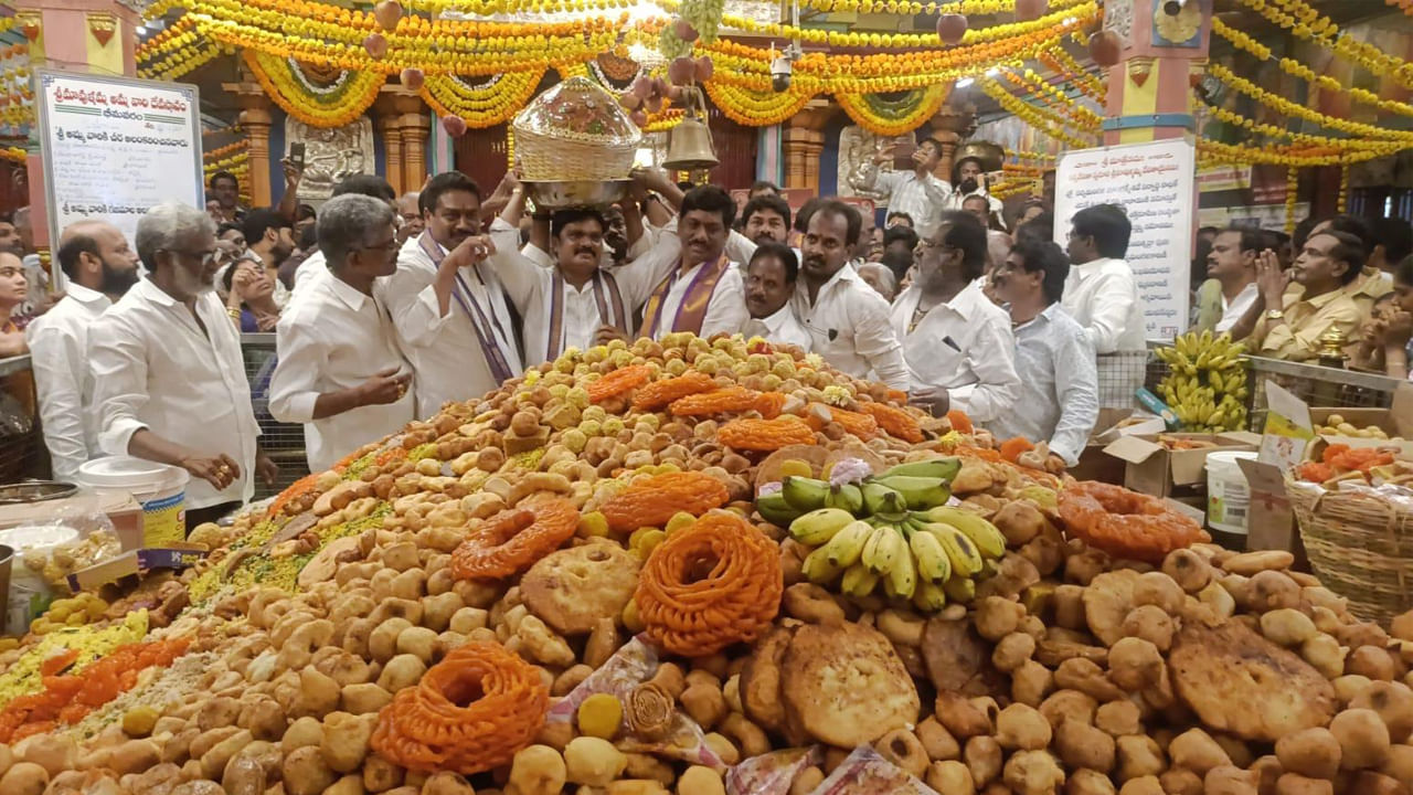 పశ్చిమగోదావరి జిల్లా భీమవరంలో మావుళ్ళమ్మ అమ్మవారి 61వ వార్షిక ఉత్సవాలు వైభవంగా ముగిసాయి. చివరిరోజున మావుళ్ళమ్మకు మహా కుంభం నివేదించారు. 
