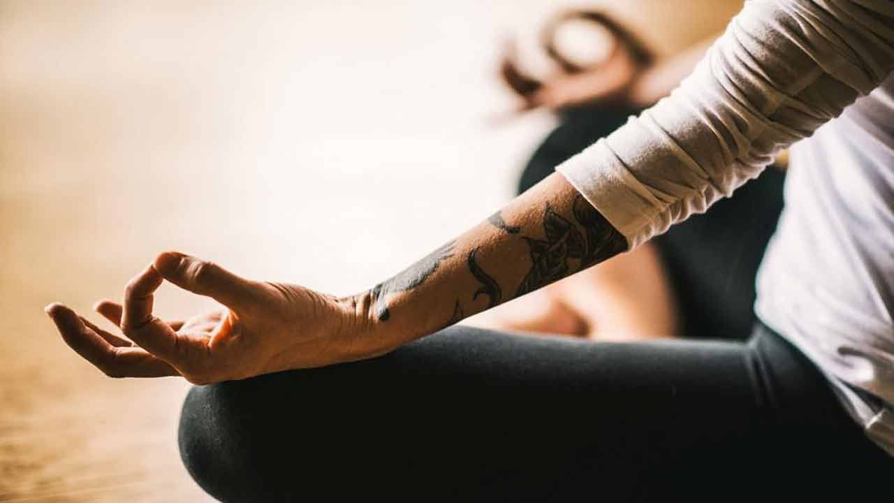 నిద్రపోయే ముందు ధ్యానం చేయడం ద్వారా మనస్సు ప్రశాంతంగా ఉంటుంది. దీనితో పాటు, ధ్యానం నిద్ర నాణ్యతను కూడా మెరుగుపరుస్తుంది. ధ్యానం ద్వారా కలిగే నిద్ర మరింత దివ్యంగా ఉంటుందని పలువురు నిపుణులు సైతం చెబుతారు.