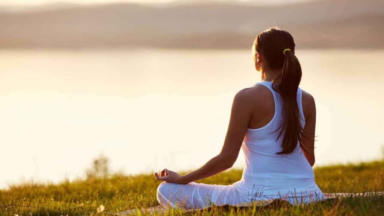 చాలా మంది భవిష్యత్తు గురించి ఒత్తిడికి గురవుతారు. తరచుగా ఈ విషయం గురించే ఆలోచిస్తూ ఆందోళనపడుతుంటారు. కానీ మీరు ధ్యానం చేస్తే మీ ఆలోచనల నుండి మిమ్మల్ని మీరు కంట్రోల్ చేసుకోగలరు. ప్రస్తుత క్షణంపై మీ దృష్టిని కేంద్రీకరించడం ద్వారా ఒత్తిడిని తగ్గించుకోగలుగుతారు.