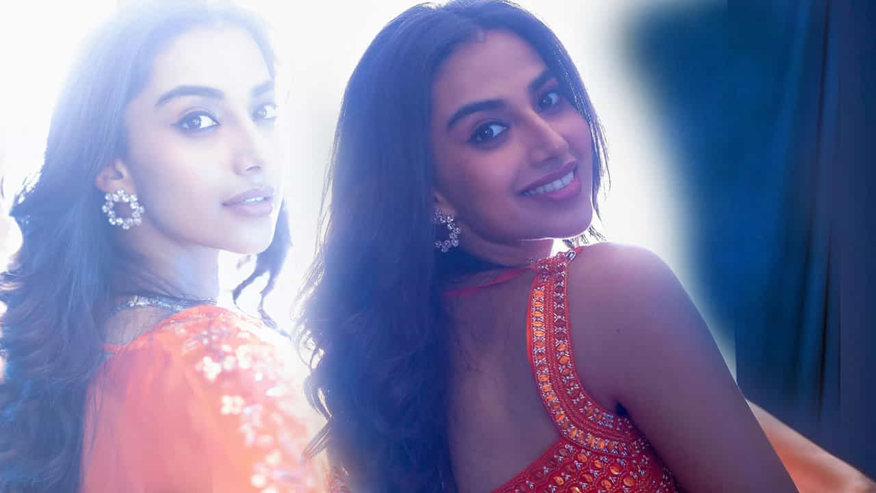 విక్టరీ వెంకటేష్, అనిల్ రావుపూడి దర్శకత్వంలో తెరకెక్కిన సక్రాంతికి వస్తున్నాం సినిమాలో వెంకటేష్ గర్ల్ ఫ్రెండ్‌గా తన నటనతో వావ్ అనిపించుకుంది. ఈ సినిమాలో ఈ అమ్మడుకు మంచి మార్కులే పడ్డాయి. దీంతో మీనాక్షి చౌదరికీ వరసగా ఆఫర్స్ వస్తున్నట్లు తెలుస్తోంది. ఇప్పటికే ఈ అమ్మడు చేతులో అరడజన్ సినిమాలు ఉన్నట్లు సమాచారం.