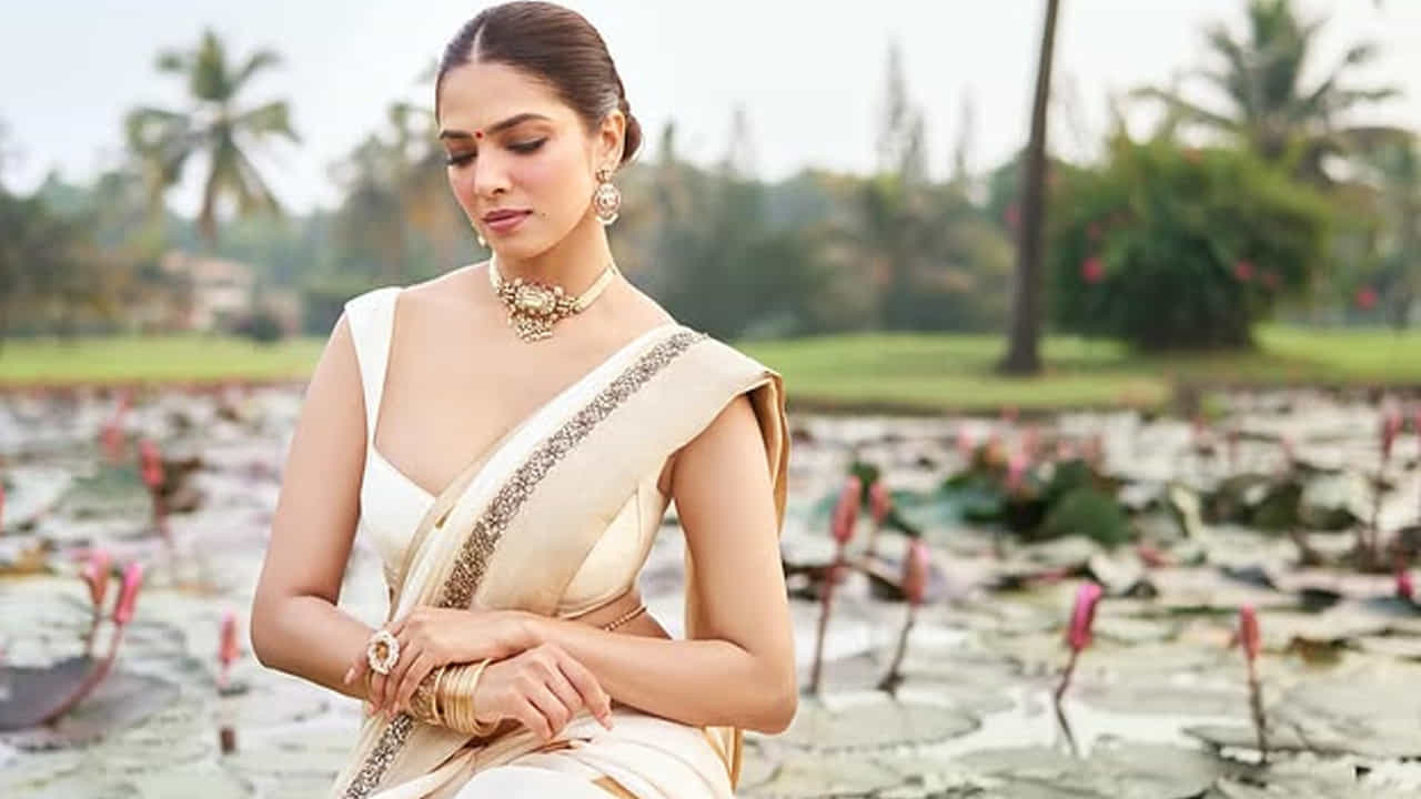 సౌత్ హీరోయినే అయినా.. గ్లామర్ విషయంలో నార్త్ బ్యూటీస్కు కూడా పోటి ఇచ్చే అందాల భామ మాళవిక మోహనన్. కెరీర్లో బిగ్ సక్సెస్లు లేకపోయినా.. ఫిలిం సర్కిల్స్లో ఈ బ్యూటీ పేరు గట్టిగానే వినిపిస్తుంటుంది. తాజాగా సోషల్ మీడియా వేదిక ఈ కోమలి షేర్ చేసిన ఫోటోలు తెగ వైరల్ అవుతున్నాయి. మీరు కూడా ఈ ఫోటోలపై ఓ లుక్కేయండి.