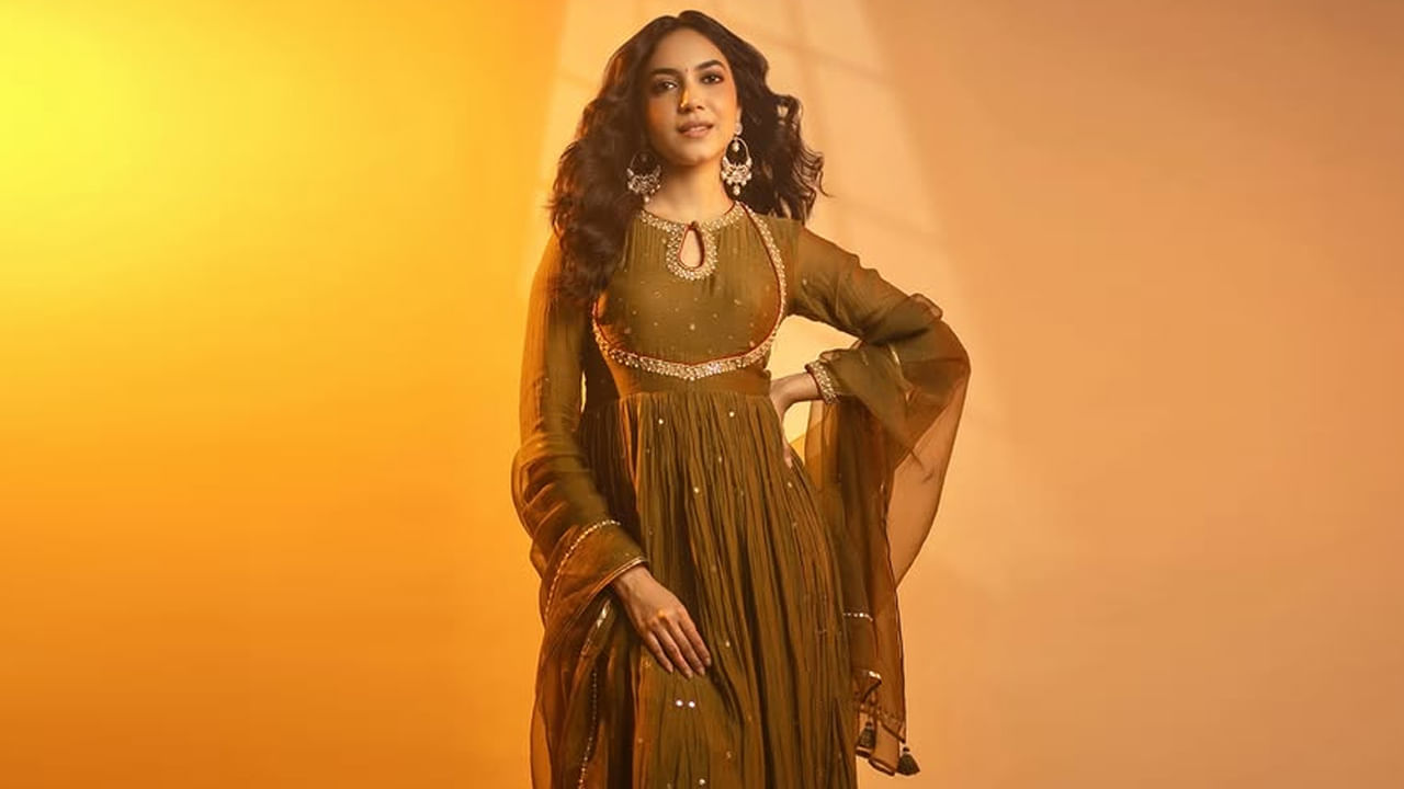 2016 పెళ్లి చూపులు చిత్రంతో తొలిసారి హీరోయిన్ గా నటించి ఆకట్టుకుంది. ఈ సినిమాకి ఉత్తమ నటిగా నంది అవార్డు, సౌత్ ఉత్తమ నటిగా ఫిల్మ్‌ఫేర్ క్రిటిక్స్ అవార్డును అందుకుంది. తర్వత కేశవ, వరుడు కావలెను, ఒకే ఒక జీవితం వంటి హిట్ చిత్రాల్లో నటించింది. 2024లో స్వాగ్ అనే సినిమాలో ఆకట్టుకుంది. ప్రస్తుతం మజకాలో నటిస్తుంది.