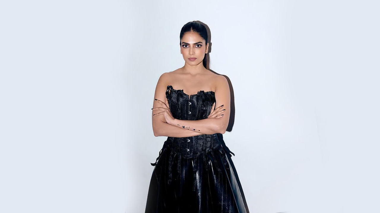  4 ఆగస్టు 1993న కేరళ రాష్ట్రంలోని కన్నూర్ జిల్లాలోని పయ్యనూర్ లో జన్మించింది వయ్యారి భామ మాళవిక మోహనాన్. ప్రముఖ సినిమాటోగ్రాఫర్ కె.యు.మోహనన్ కూతురు ఈ బ్యూటీ. మహారాష్ట్ర రాజధాని ముంబైలో పెరిగింది ఈ ముద్దుగుమ్మ.