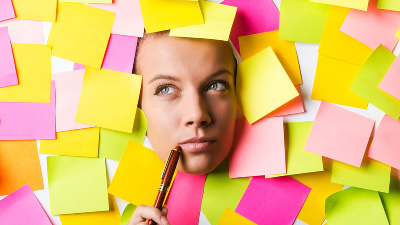 ఉదయం లేచిన తర్వాత ఒకసారి మీరు నిన్న చేసిన ఐదు పనులను వరుసగా గుర్తుచేసుకోవడం, ఒక చిన్న కోట్ను కంఠస్థం చేసుకుని, తర్వాత పునరావృతం చేయడం వలన మెదడు పనితీరు బాగుంటుంది. ఇలాంటి మానసిక వ్యాయామాలు నాడీ సంబంధాలను బలోపేతం చేస్తాయి. జ్ఞాపకశక్తి వేగాన్ని మెరుగుపరుస్తాయి.